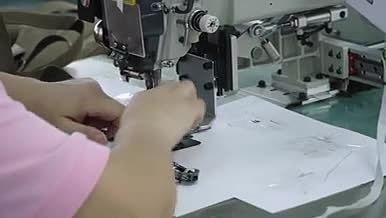 实拍服装厂女工缝纫服装视频的预览图